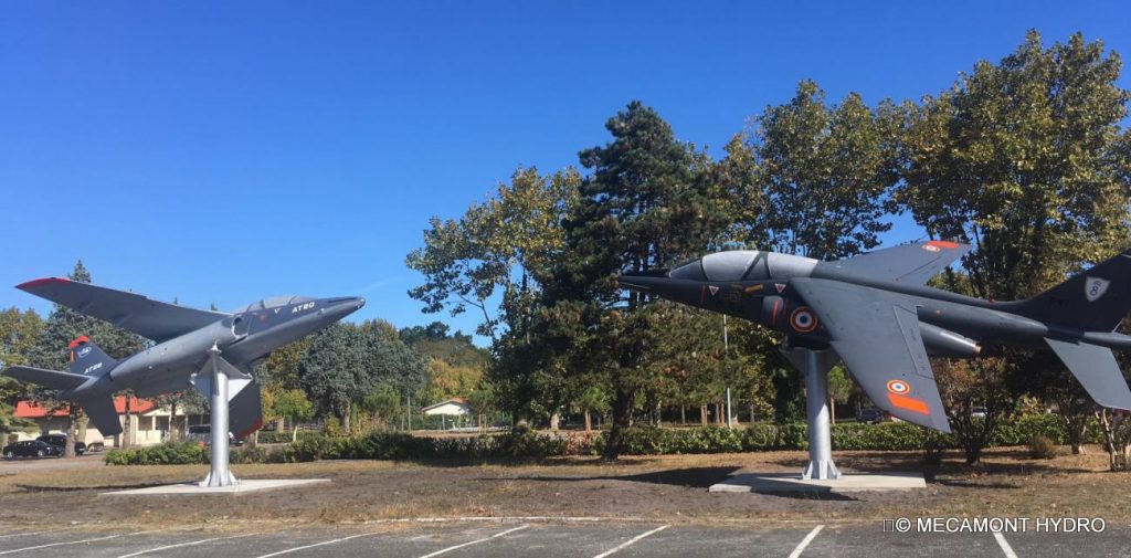 Les deux Alphajet sur leurs supports à la base aérienne de Cazaux (33)